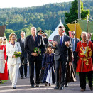 King Harald and Queen Sonja arrive for dinner at Stange Gjestegård on the first evening of the county visit to Vestfold (Photo: Håkon Mosvold Larsen / NTB scanpix)